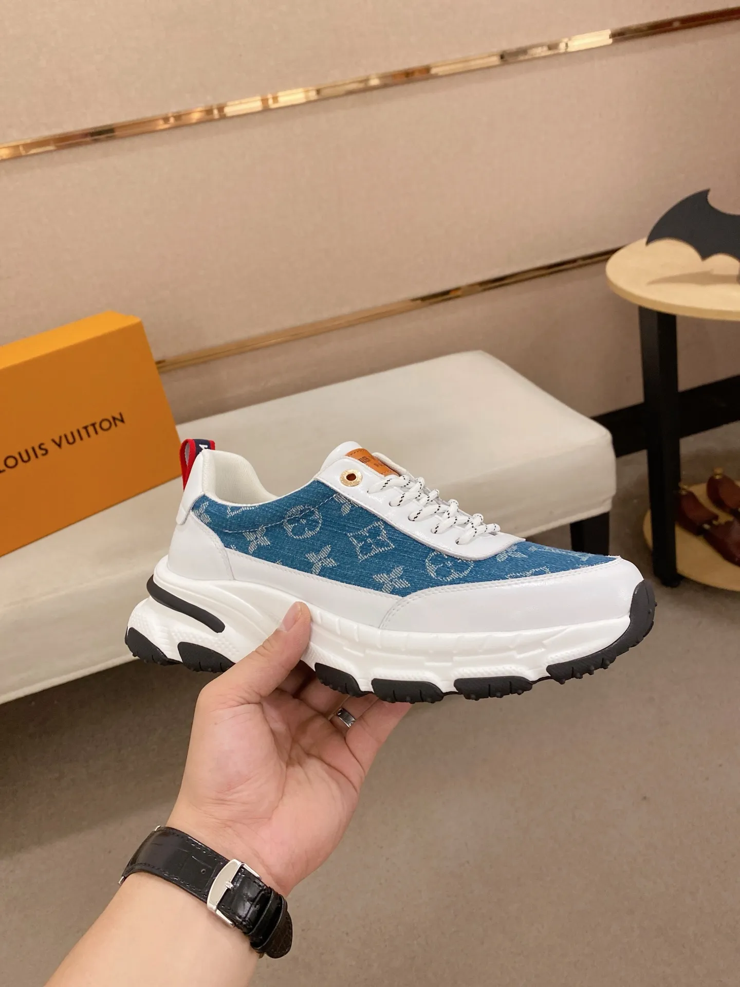 Men's shoes💰 442💰Louis Vuitton (Louis Vuitton/LV) top 🔍🔍 new models are on sale at the same time, the upper 🇮🇹 imported Italian first-layer cowhide, fully imported breathable mesh lining 💪💪, completely 1⃣️compared 1⃣️Reproduction🇮🇹💪💪, ⚠Sole: The original sole is specially provided by the original factory, the exclusive movable molded sole is super comfortable, ⚠Original factory follow-up goods, 🔍🔍high quality, you can enter and leave the counter at will, welcome to compare⚠. Code number: 38-44. Can be customized for 45 non-refundable!